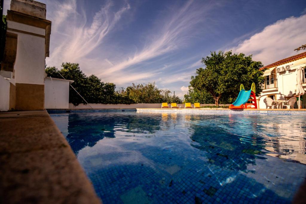 Swimmingpoolen hos eller tæt på Casa Do Ginjal by NaturAlegre