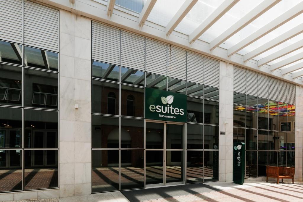 une vue extérieure d'un bâtiment avec un panneau de sortie dans l'établissement eSuites Belo Horizonte Minascasa, à Belo Horizonte