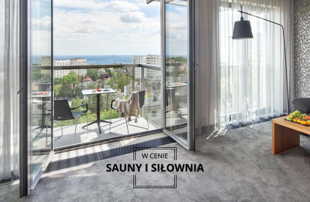 une pièce avec un balcon offrant une vue dans l'établissement Sea Premium Apartments - Destigo Hotels, à Gdynia