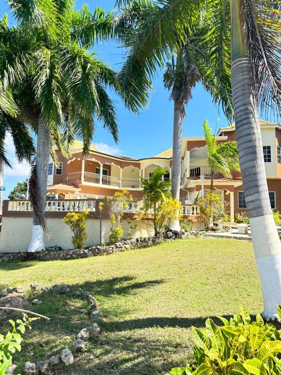 Blick auf das Resort vom Gelände aus in der Unterkunft Ocean Sight Villa in Montego Bay