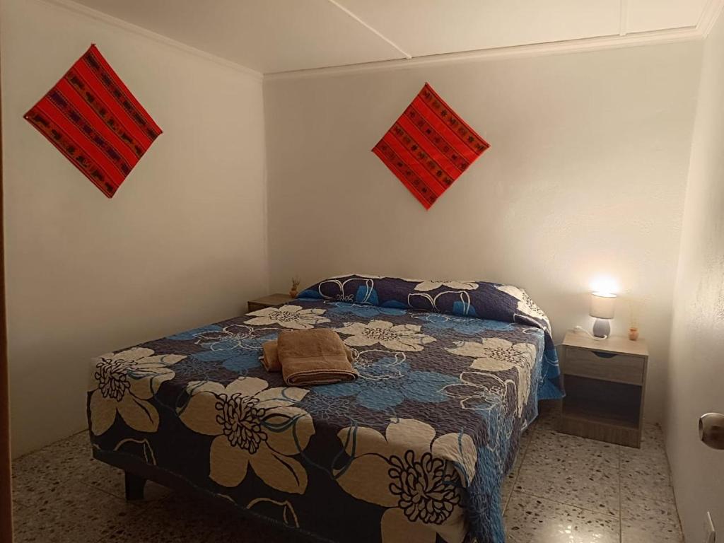 - une chambre avec un lit dans une pièce avec des matelas à mémoire de forme dans l'établissement Misky Wasi, à San Pedro de Atacama