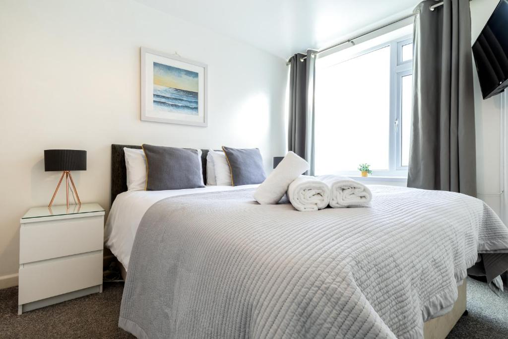 una camera da letto con un letto e due asciugamani di Little Nook Apartment a St Ives