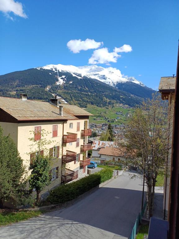 Una imagen general de la montaña o una montaña tomada desde el departamento