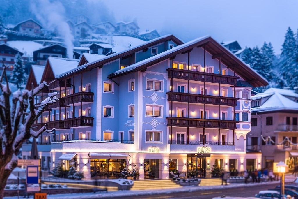 オルティゼーイにあるHotel Genzianaの雪山のホテル