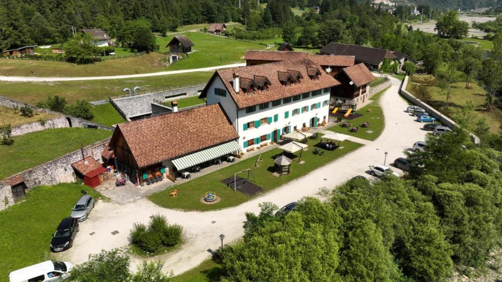 una vista aerea di un grande edificio con auto parcheggiate di Hotel Aplis a Ovaro