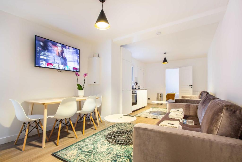 Uma TV ou centro de entretenimento em 2BR - 8P apartment - Tour Eiffel Champs de Mars 1A