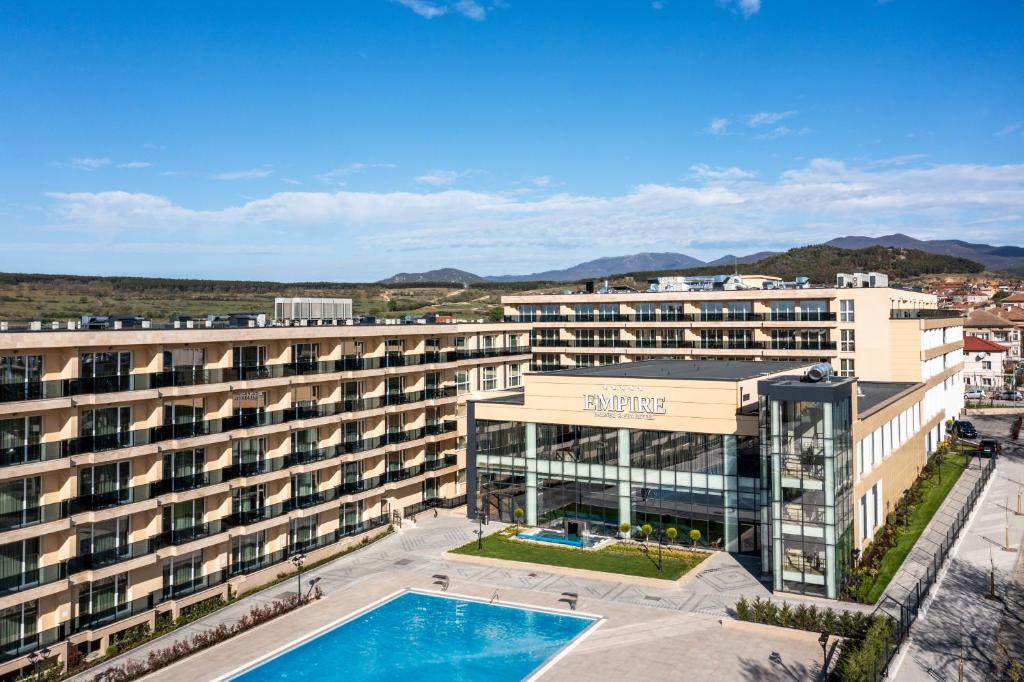 uma vista aérea de um edifício com piscina em Empire Balneo & Spa Hotel em Hisarya