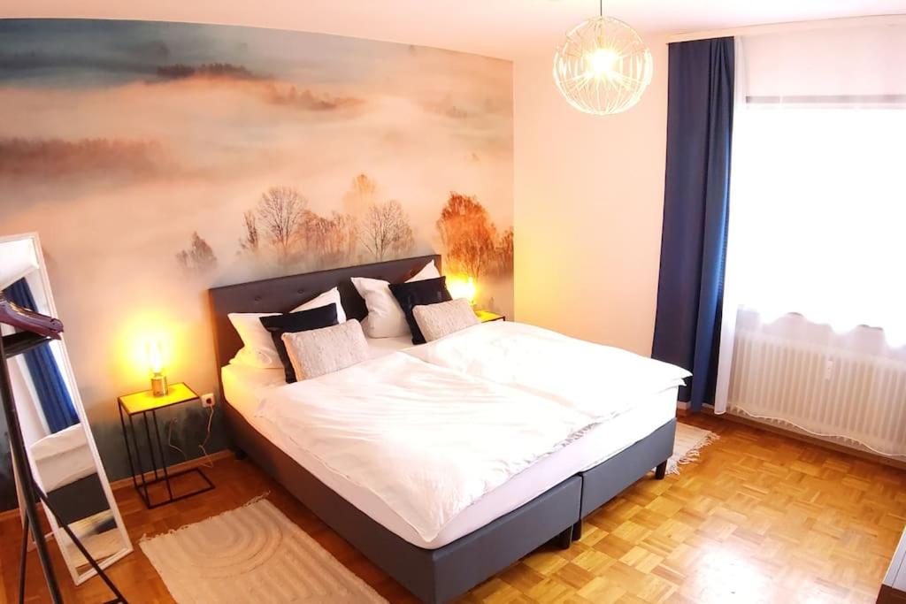 - une chambre avec un lit orné d'une peinture murale dans l'établissement Bright, Modern and Spacious - Apartment "Lola" Family & Workplace, à Giessen