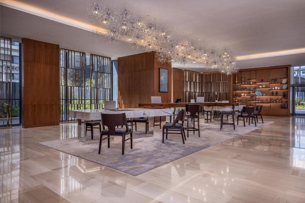 JW Marriott Hotel Nairobi tesisinde bir restoran veya yemek mekanı