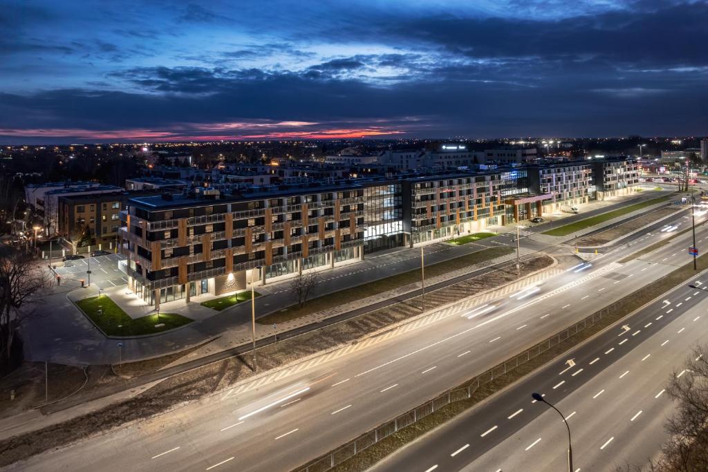 eine Stadt in der Nacht mit Verkehr auf einer Autobahn in der Unterkunft Warsaw Modern Stay in Warschau