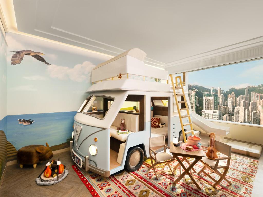 una habitación para niños con un coche de juguete en una habitación en Island Shangri-La, Hong Kong en Hong Kong