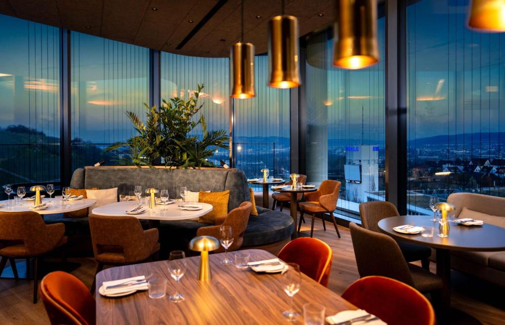 Restoran või mõni muu söögikoht majutusasutuses Radisson Blu Hotel at Porsche Design Tower Stuttgart