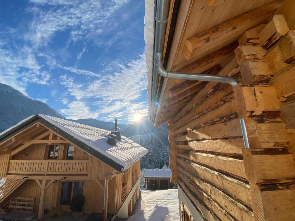 une vue sur un bâtiment avec le soleil en arrière-plan dans l'établissement 1000 Borne Caffe Hebergements Insolites, à Entremont