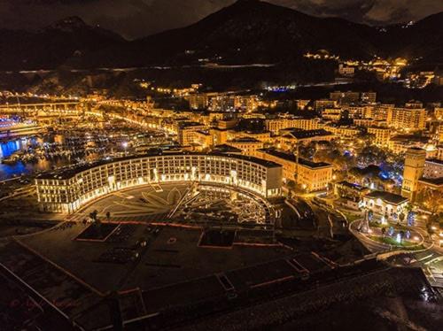 uma vista para uma cidade à noite com luzes em CASA VACANZE - ANTICO CONVENTO em Salerno