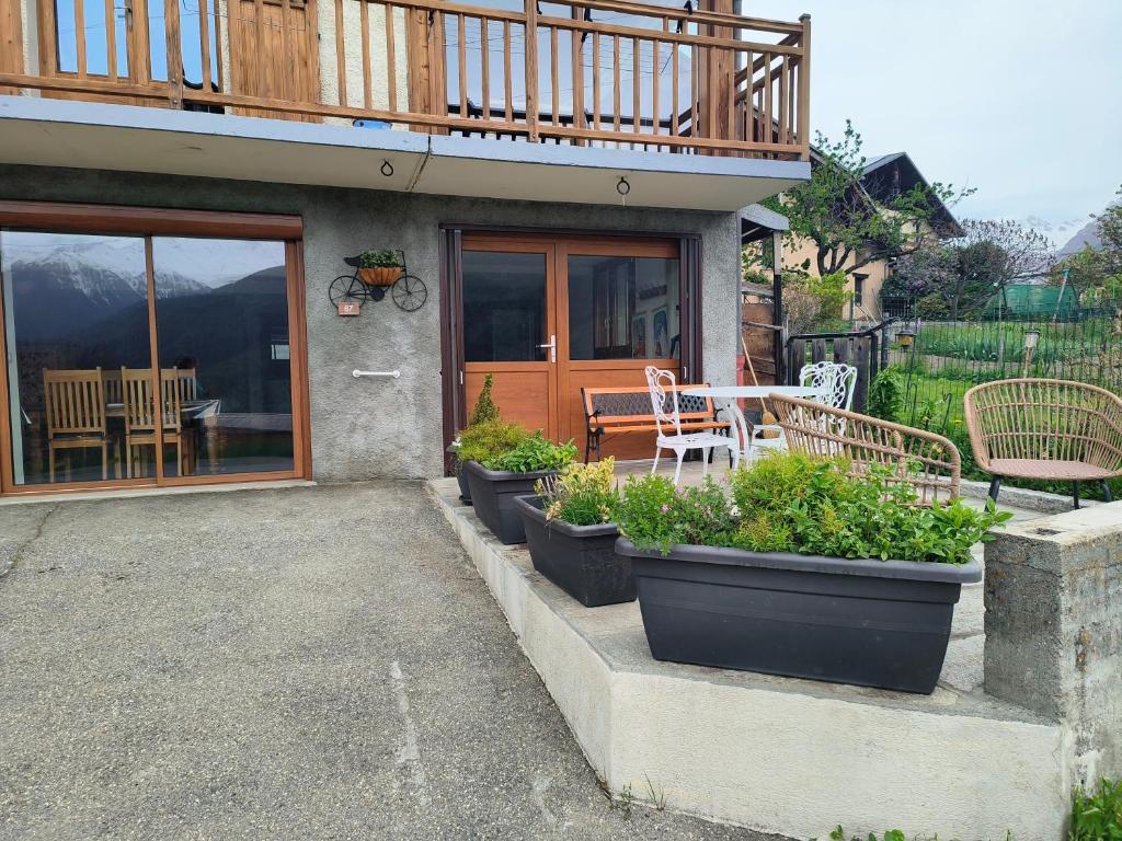 A garden outside Appartement in the mountains