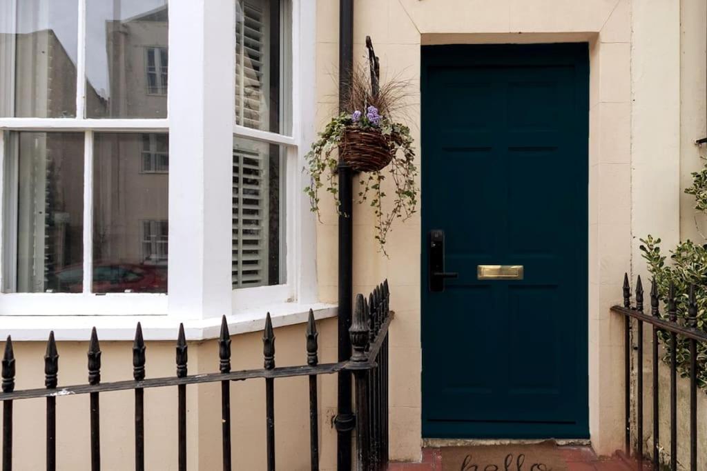 een blauwe deur op een huis met een raam bij Regency Grade II Listed Townhouse by Centre and Beach in Brighton & Hove