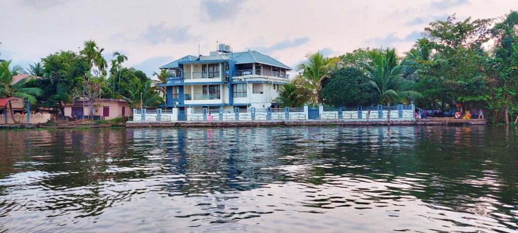 una gran casa en la orilla de un cuerpo de agua en Captains Cabin backwater resort, en Alleppey