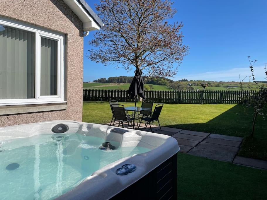 La pileta dentro o cerca de Hot Tub, Holiday Home in Rural Aberdeen, Near to Stonehaven & Aberdeen City, Superhost.