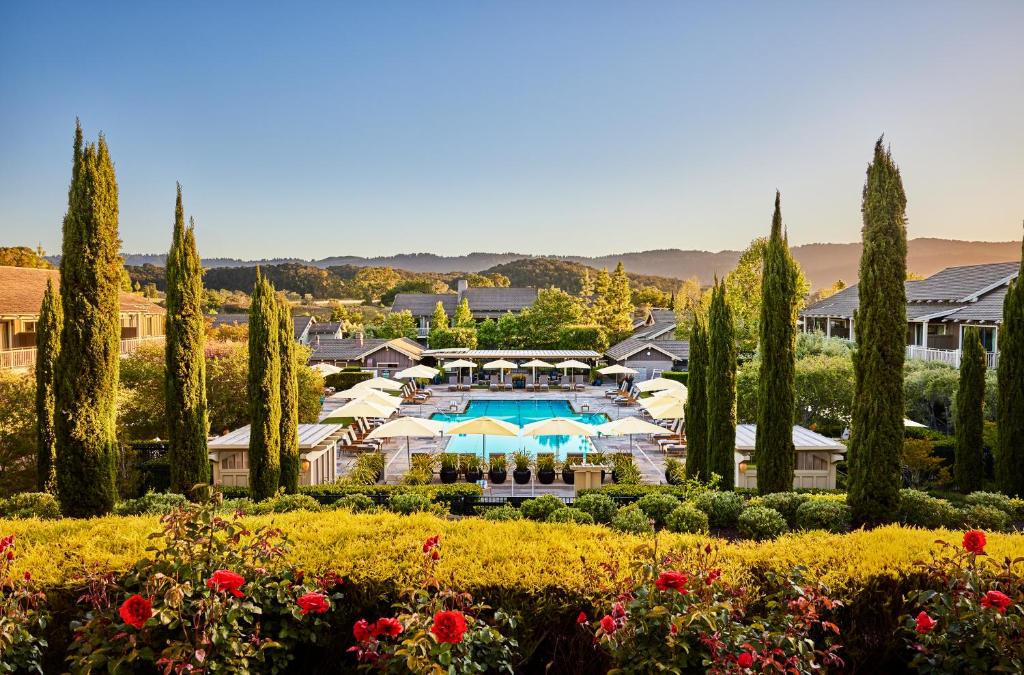 een resort met een zwembad en bomen en bloemen bij Rosewood Sand Hill in Menlo Park