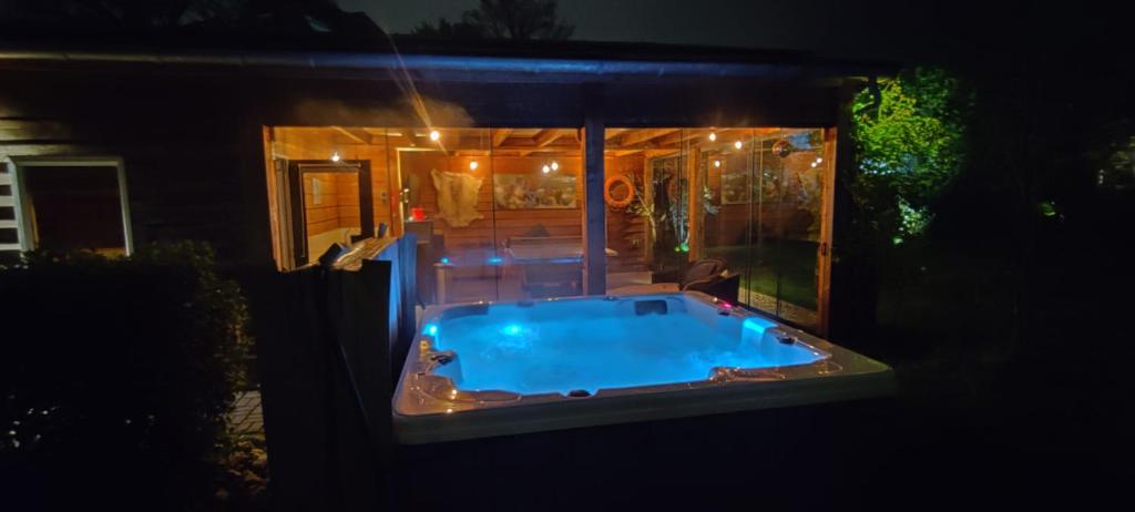 Peldbaseins naktsmītnē Ecolodge met jaccuzzi en warm zwembad in prachtige tuin met prive sauna Centrum Tilburg vai tās tuvumā