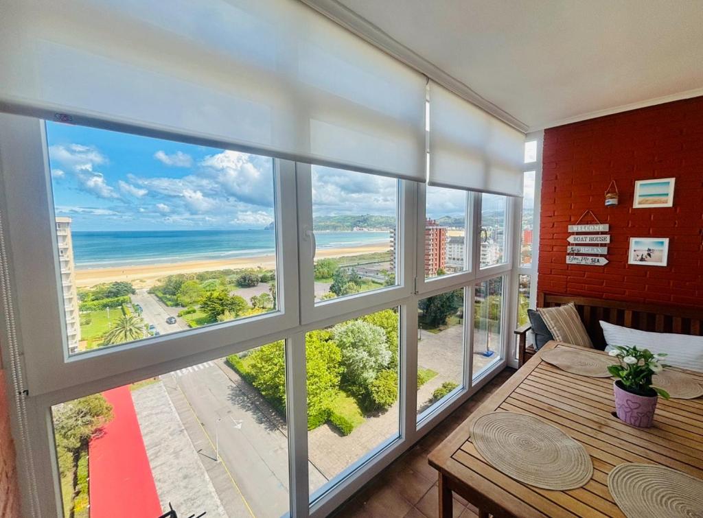 Habitación con ventana grande con vistas a la playa. en APARTAMENTO el PUNTAL- LAREDO, en Laredo