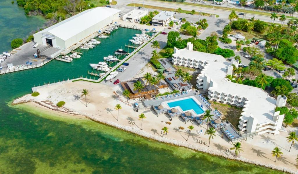 uma vista aérea da marina no resort em Caloosa Cove Resort - With Full Kitchens em Islamorada