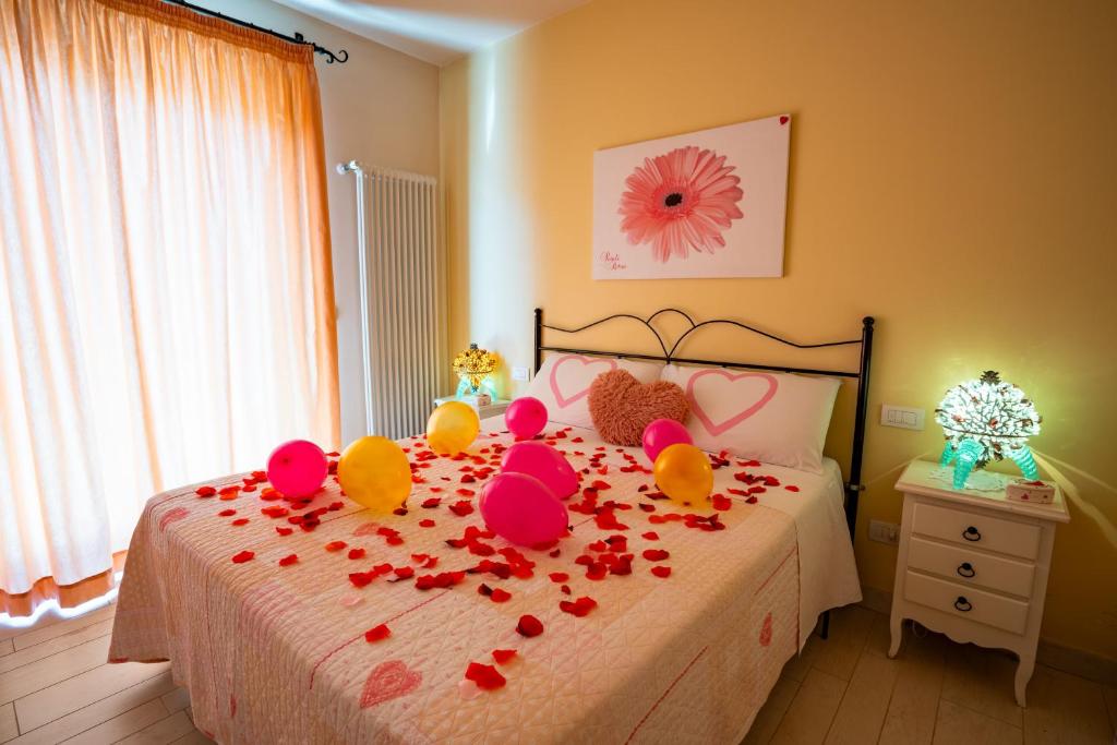 Un dormitorio con una cama con corazones rojos. en Petali Rosa, en Polignano a Mare