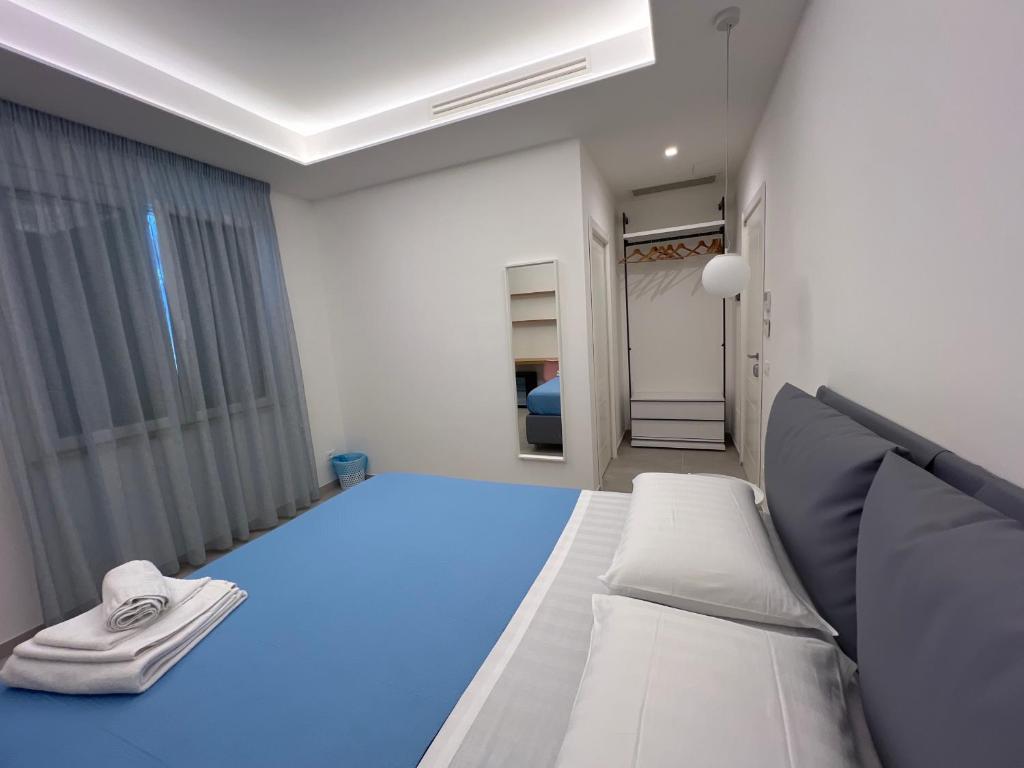 een ziekenhuiskamer met een bed en een stoel bij Elios Badino B&B in Terracina