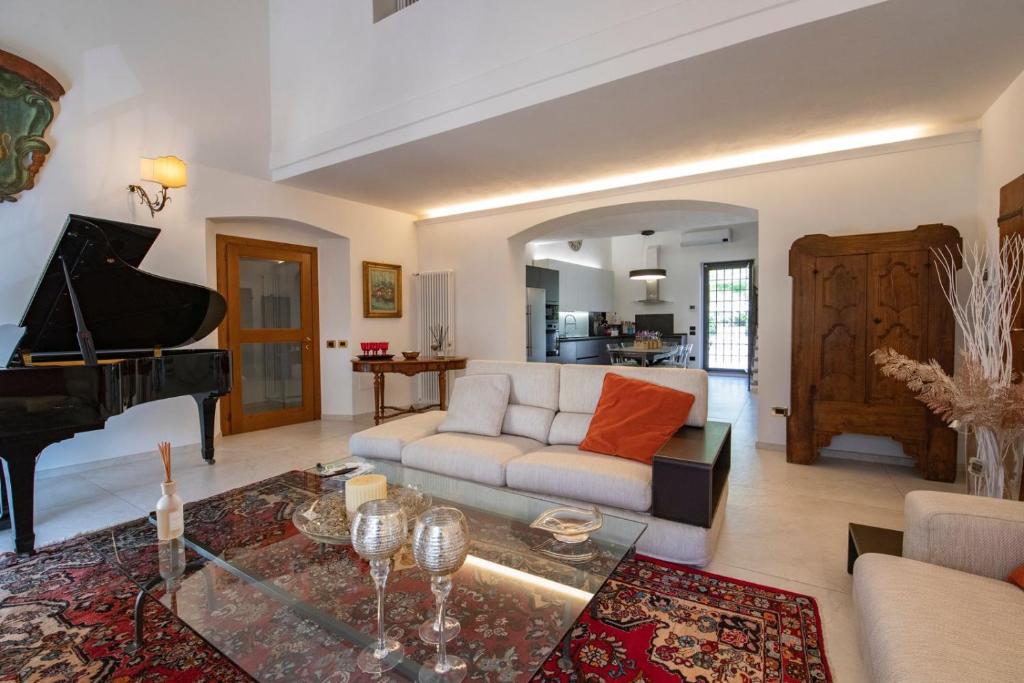 a living room with a couch and a piano at Casa di Anna in Pistoia