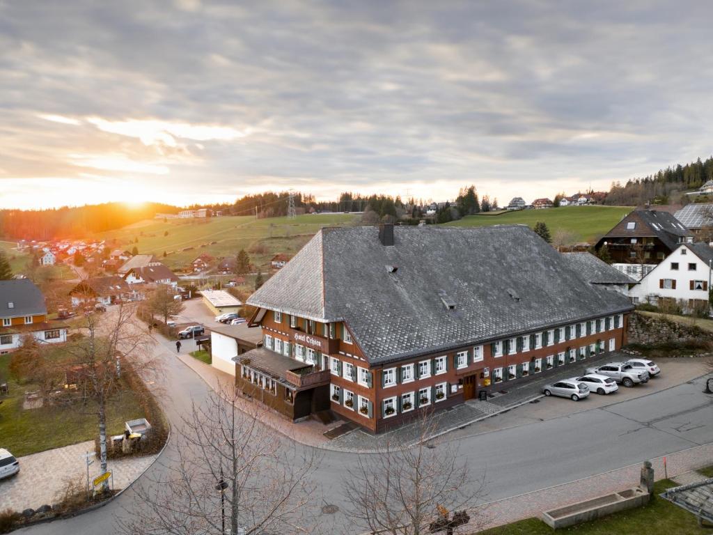 une vue aérienne sur un grand bâtiment avec un toit dans l'établissement Boutiquehotel Ochsen, à Lenzkirch