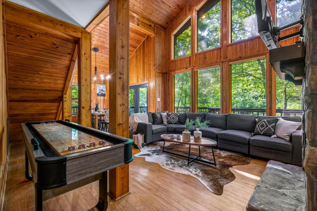 un soggiorno con tavolo da biliardo di Escape to Sugar Chalet: The Rustic Modern Retreat a Gatlinburg