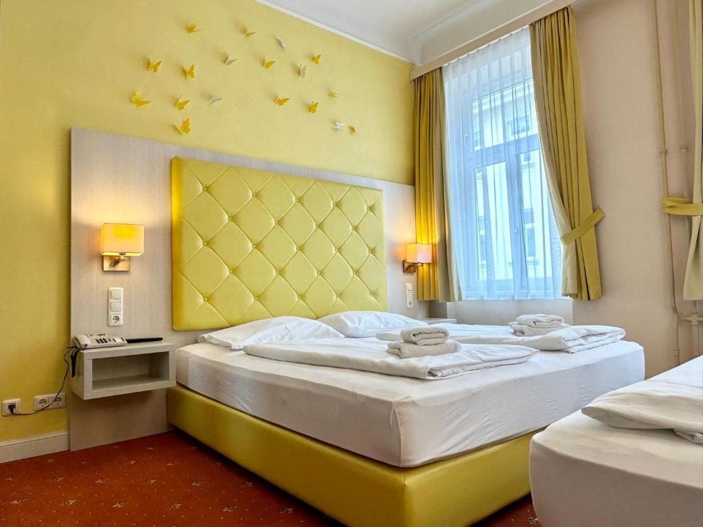 Tempat tidur dalam kamar di Very Central, 5 min to city center, Self Check In