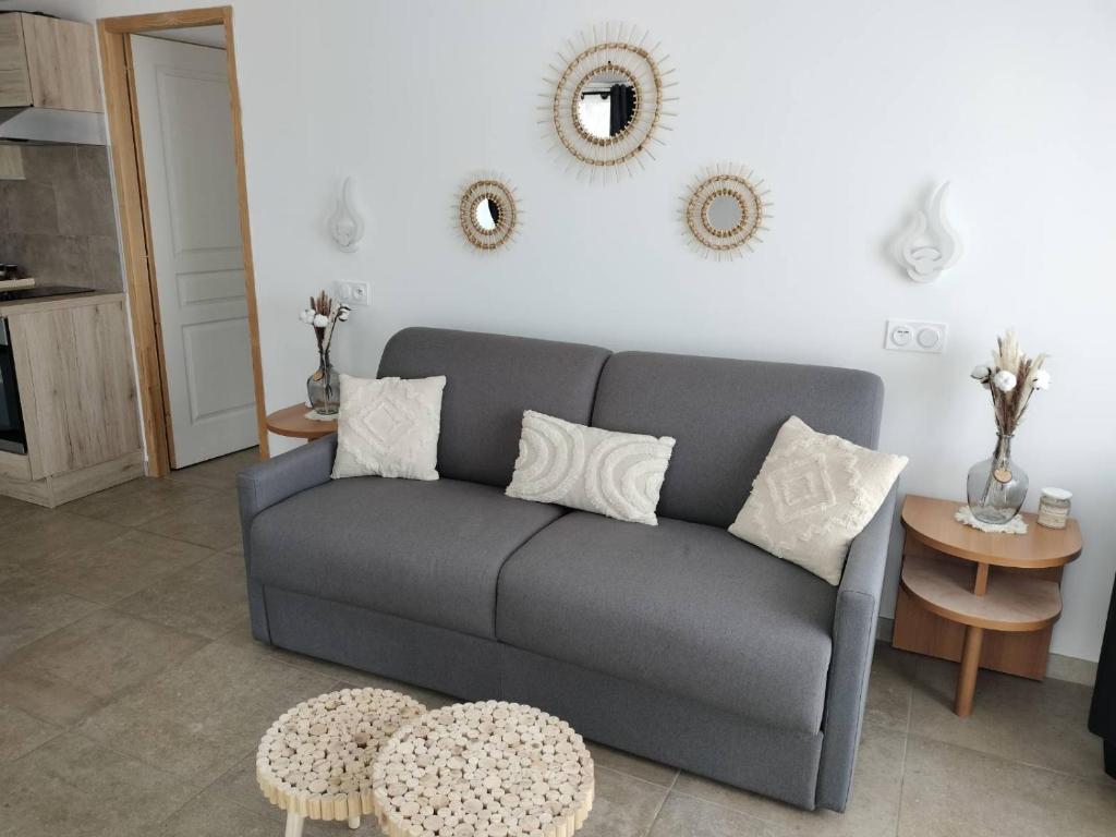 Sala de estar con sofá gris y mesa en Appartement T2 Porto, en Porto Ota