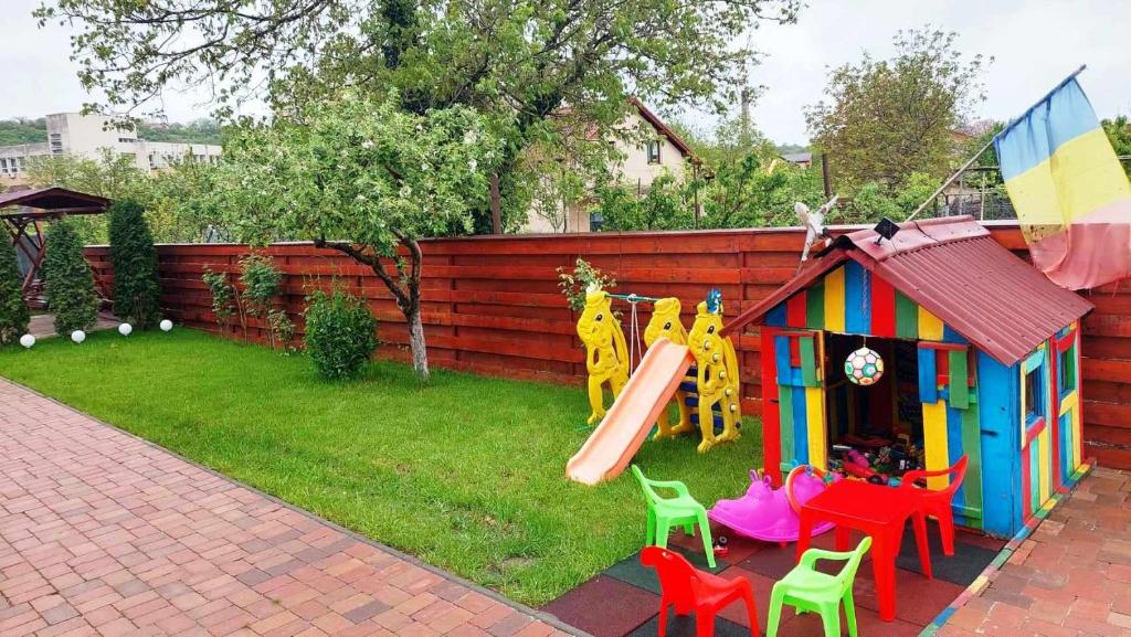 une aire de jeux avec un toboggan et une maison de jeux dans l'établissement Casa SOL, à Turda