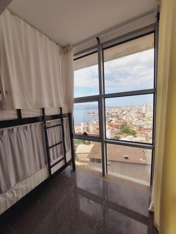 Habitación con ventana grande con vistas. en Saranda Boutique Hostel, en Sarandë