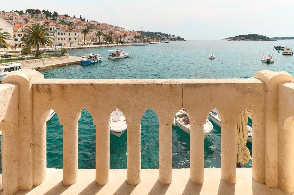 - Balcón con vistas al agua y a los barcos en Apartment Mama Marija, en Hvar