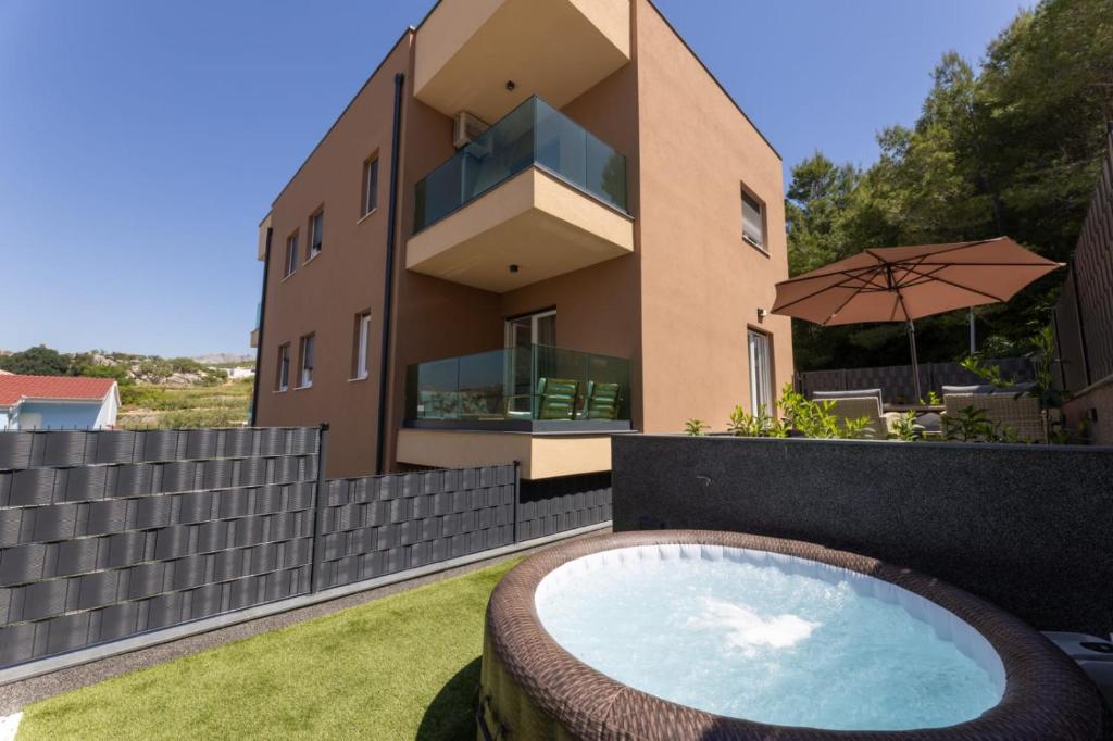 La pileta dentro o cerca de New Modern Apartment in Podstrana With Garden and Jacuzzi