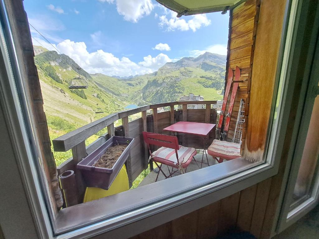 Habitación con vistas a un balcón con mesa y sillas. en Studio au coeur d'Avoriaz - 4 pers - vue splendide, en Avoriaz