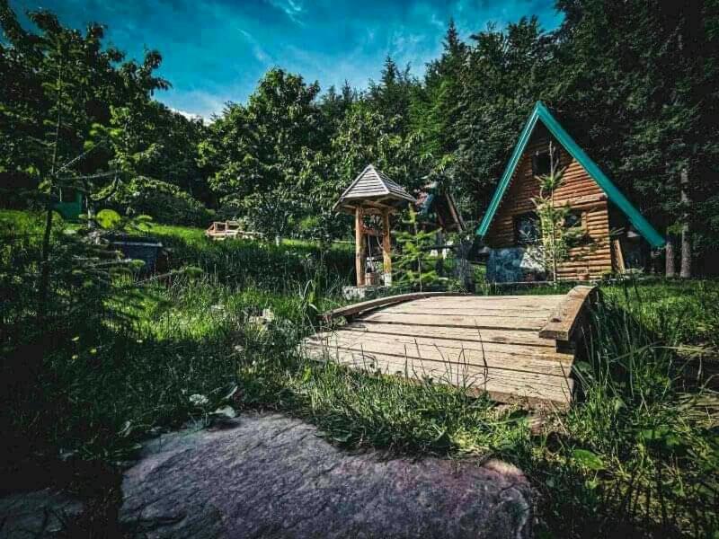 een houten brug met een prieel voor een hut bij Ljetna bašta "LISIN"Bradina Konjic in Konjic