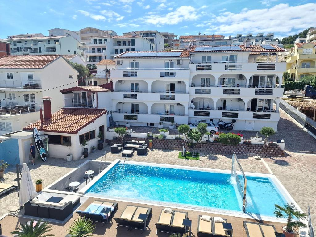  Elle offre une vue aérienne sur un hôtel doté d'une piscine. dans l'établissement Apartments Silva with a view of sea, à Trogir