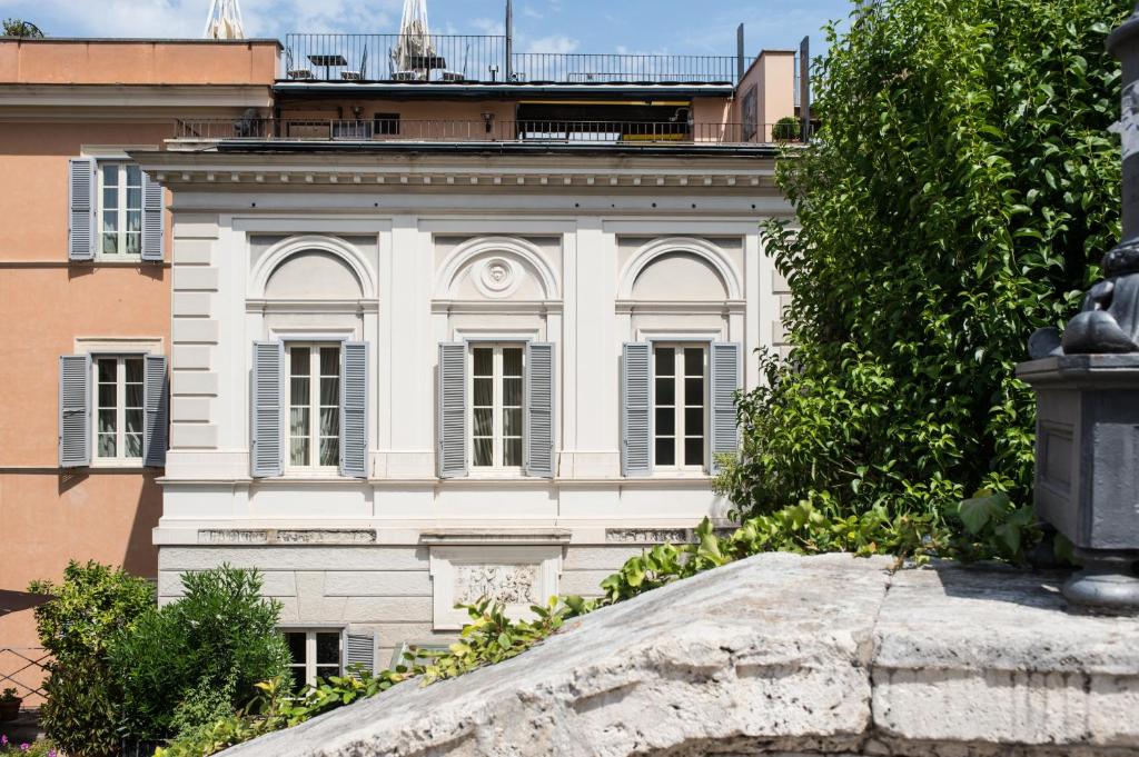 um edifício branco com janelas do lado em Il Palazzetto em Roma