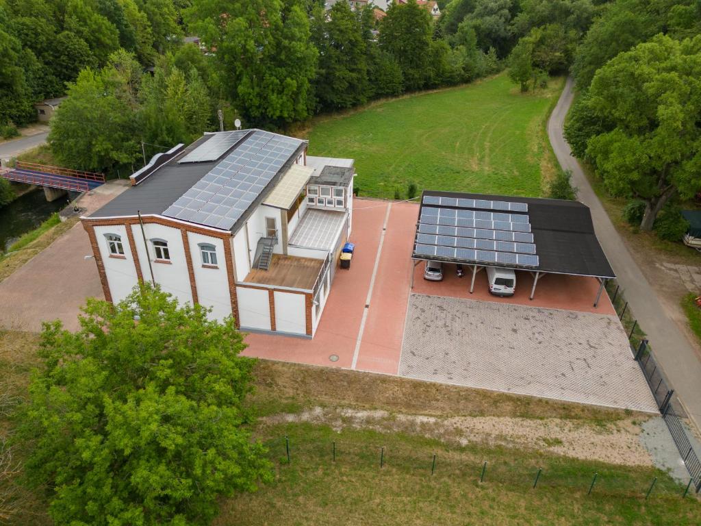 una vista aérea de una casa con paneles solares. en Apartment Altes E-Werk, en Eisenach