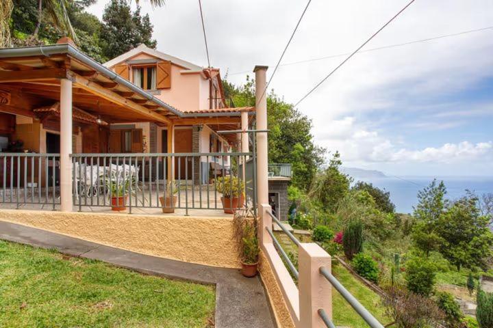 una casa en una colina con vistas al océano en Fantatic Holiday House, en Ponta Delgada