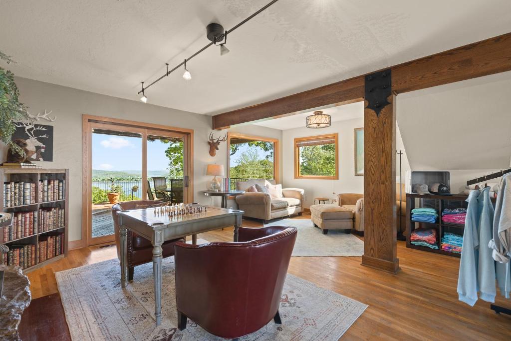 a living room with a table and chairs at Roadrunner Inn and Log Cabins in Eureka Springs