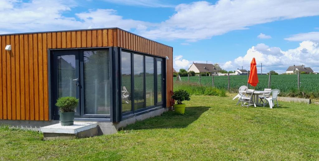 una piccola cabina in erba con tavolo di Chalets des prés-village 