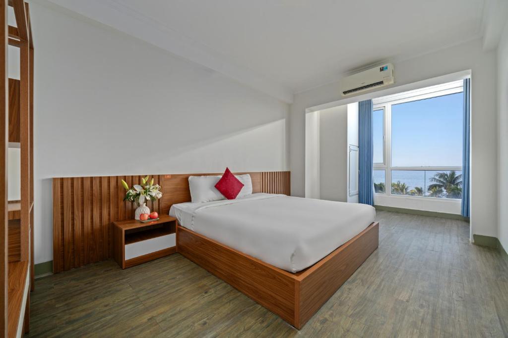 una camera con un letto e una grande finestra di NAMI HOTEL Nha Trang a Nha Trang