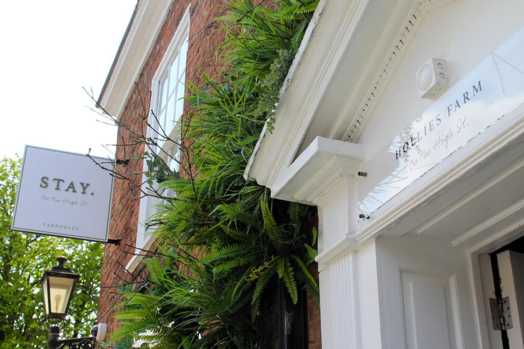 un bâtiment avec des plantes sur son côté dans l'établissement STAY on the High Street, à Tarporley