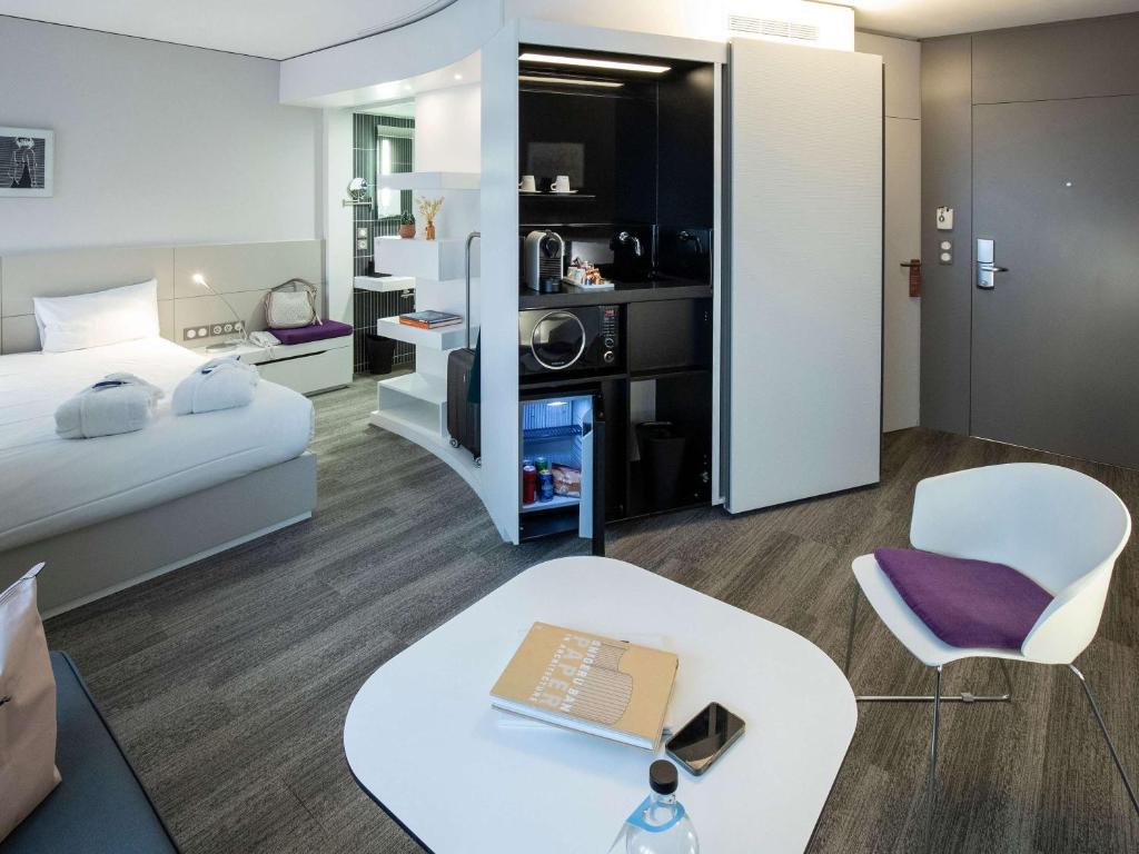 Un pat sau paturi într-o cameră la Novotel Suites Luxembourg