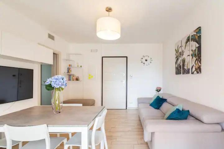 uma sala de estar com uma mesa e um sofá em Emme Apartment em Cagliari