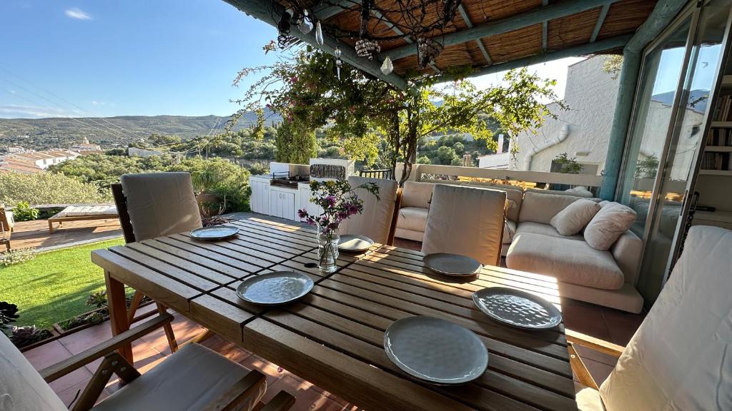 un tavolo in legno con piatti su un patio con vista di stunning Views over Cadaques a Cadaqués